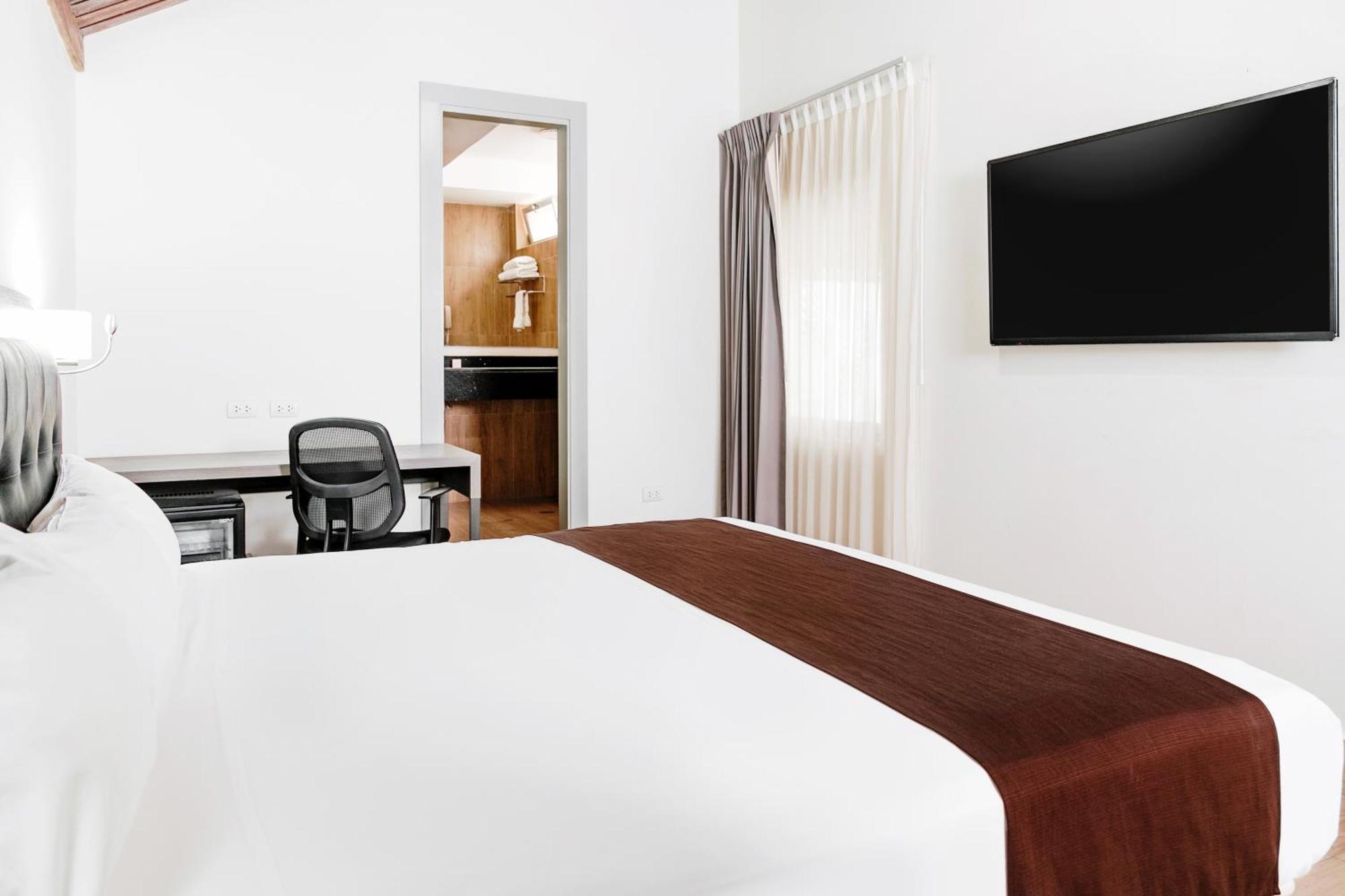 Отель Wyndham Costa Del Sol Тумбес Экстерьер фото