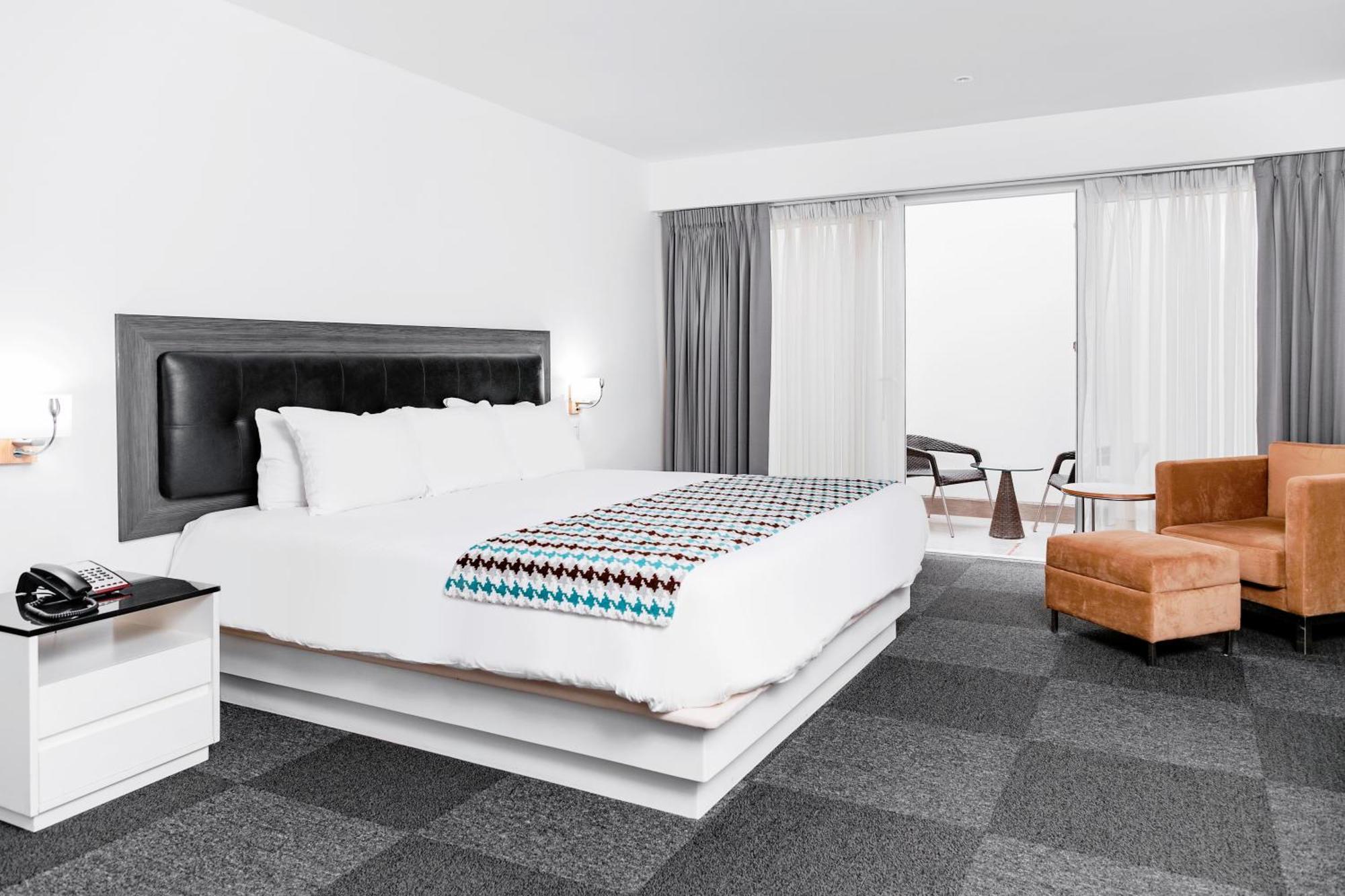 Отель Wyndham Costa Del Sol Тумбес Экстерьер фото