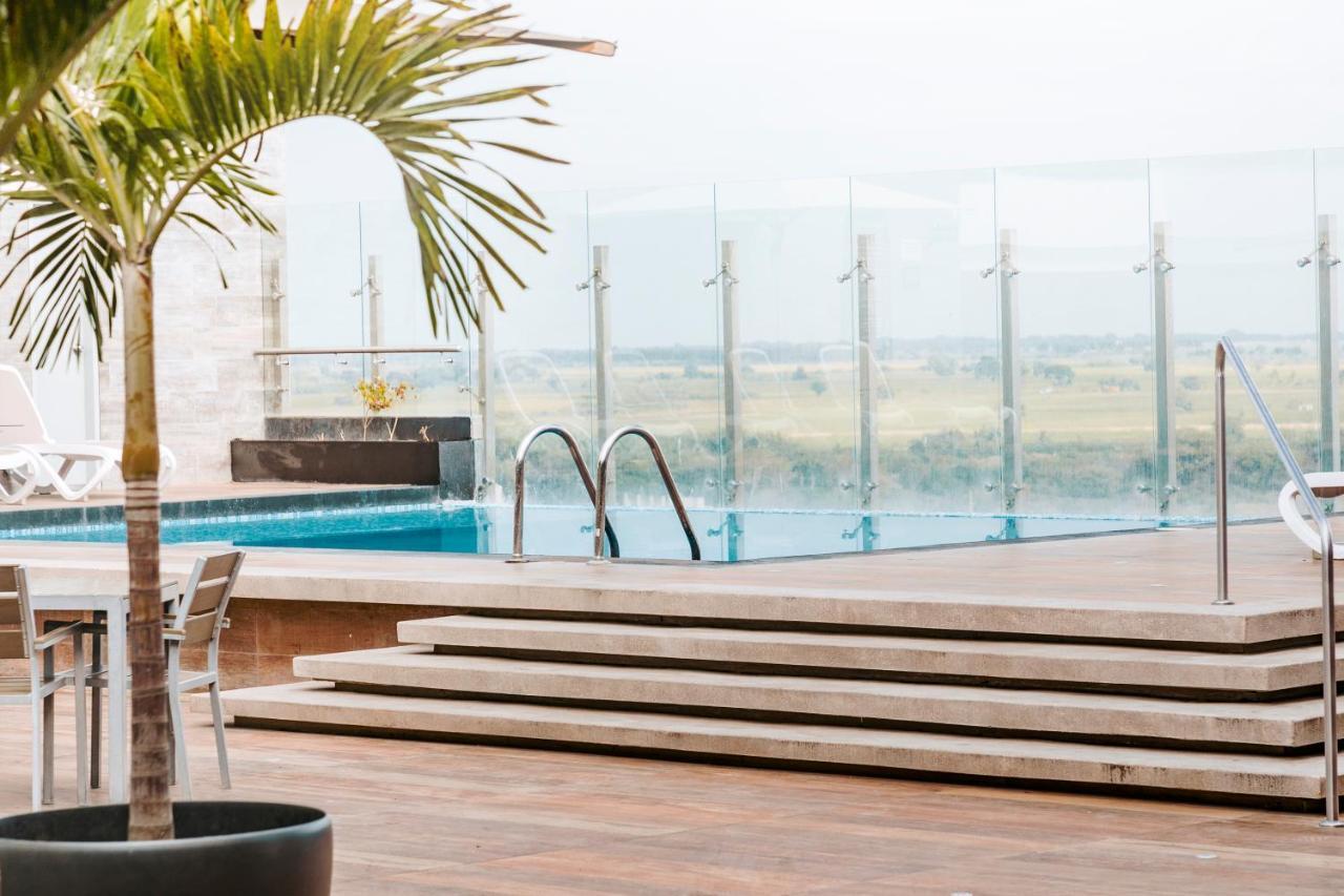 Отель Wyndham Costa Del Sol Тумбес Экстерьер фото