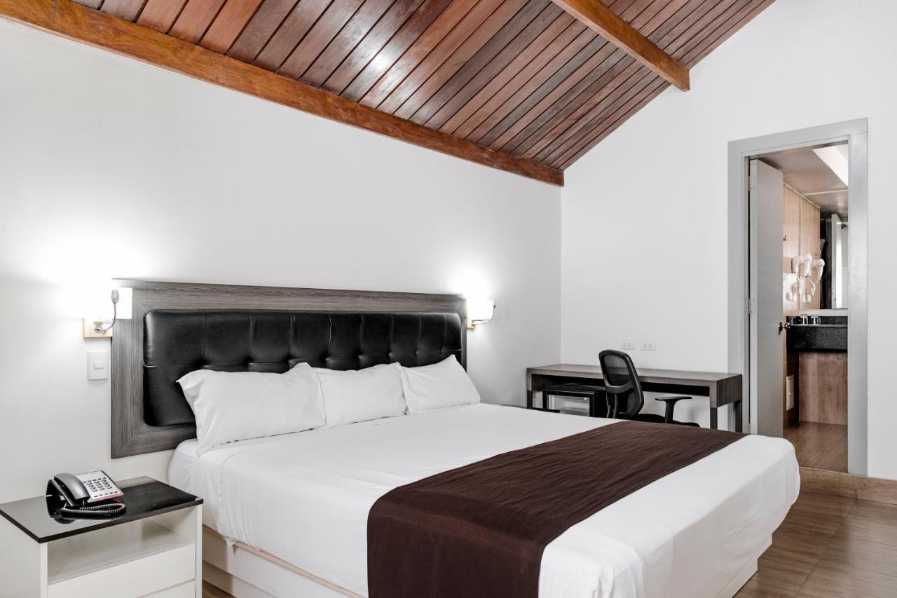 Отель Wyndham Costa Del Sol Тумбес Экстерьер фото